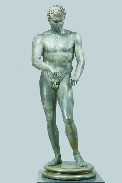 Atleta con strigile (Apoxyomenos di Efeso). 1-50 d.C.; bronzo; cm 205,4 x 78,7 x 77,5. Vienna, Kunsthistorisches Museum, inv. Antikensammlung VI
3168. Ph. Fernando Guerrini (Archivio Fotografico della Soprintendenza Archeologia della Toscana)