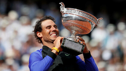 Rafa Nadal levantando el trofeo de Roland Garros