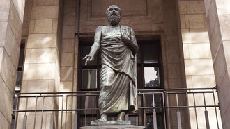 Escultura de Sócrates emplazada en el rectorado de la Universidad de la República, Montevideo, Uruguay