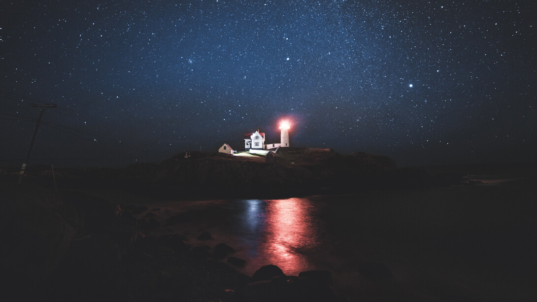 Un faro en mitad de la noche en York, Estados Unidos