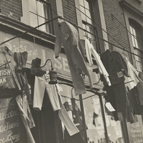 Horacio Coppola. London. 1934. Gelatin silver print. 5 11/16 x 7 3/8″ (14.5 x 18.7 cm). Committee on Photography Fund. © 2014 Galería Jorge Mara-La Ruche/ The Estate of Horacio Coppola