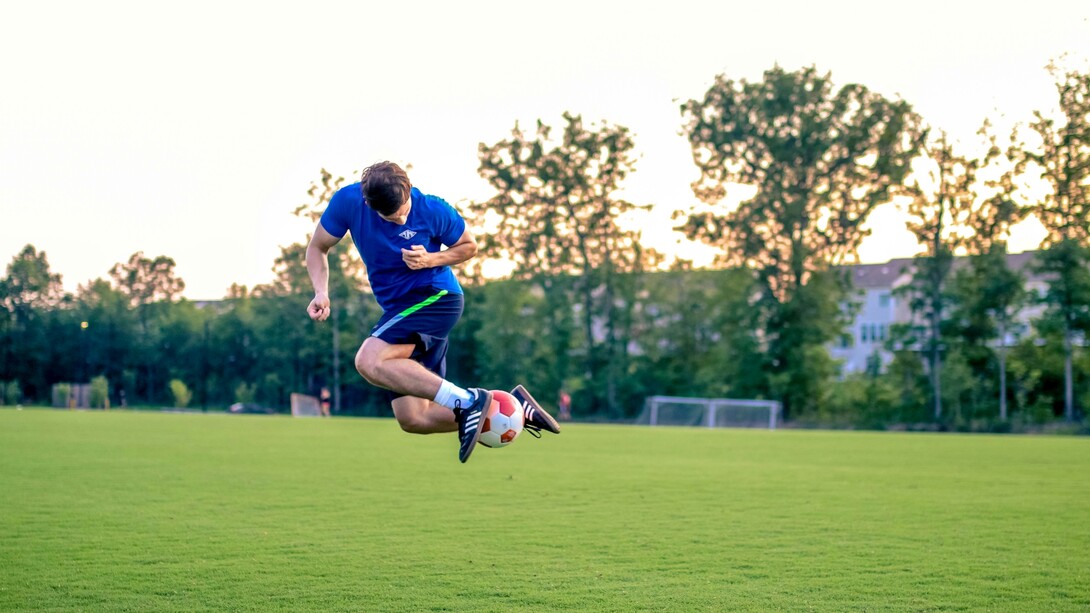Nel Medioevo, forme primitive di calcio erano diffuse in diverse parti d'Europa, specialmente in Inghilterra, dove il gioco era noto per essere violento e caotico. Il calcio moderno, come lo conosciamo oggi, ha iniziato a prendere forma nel XIX secolo in Inghilterra, con l'adozione delle prime regole ufficiali nel 1863, grazie alla Football Association