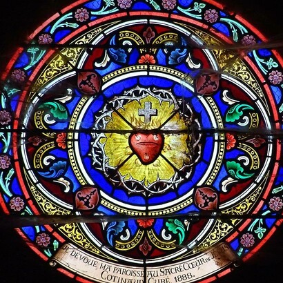 Vetrata del Sacro Cuore di Gesù, Collégiale Saint-Austrégésile de Saint-Outrille, Cher, Francia 