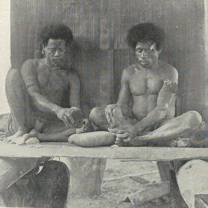 Trabajando en una concha de komala, fotografía recuperada de Los argonautas del Pacífico Occidental (1932) de Bronislav Malinowski