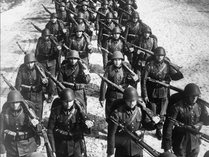Tropas polonesas durante a invasão alemã. A derrocada de Hitler marginalizou inteiramente os supostos dessa escola geopolítica. Especialmente entre universitários, ela passou a ser moralmente rejeitada. Os extremos da Shoah interditavam qualquer vinculação ou menção a esse incontestável instrumento de expansão nazista
