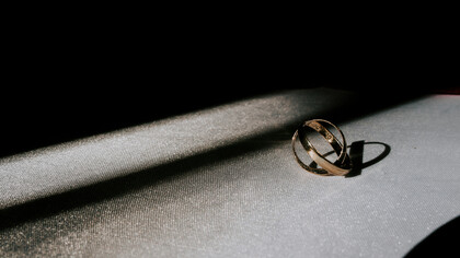 La idea romántica de que las parejas antiguas soportaban más en sus relaciones no siempre refleja amor, sino la presión social de cumplir con expectativas