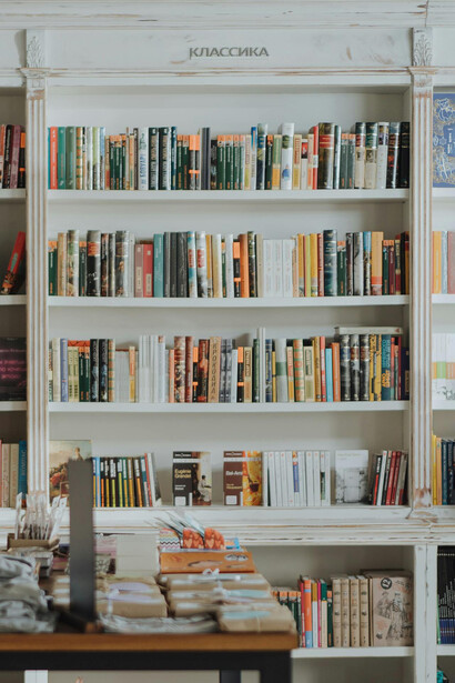 El núcleo del pensamiento de Habermas se organiza en torno a la posibilidad de fundamentar normas y verdades a partir del intercambio discursivo regulado