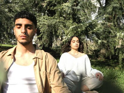 Casal meditando na natureza