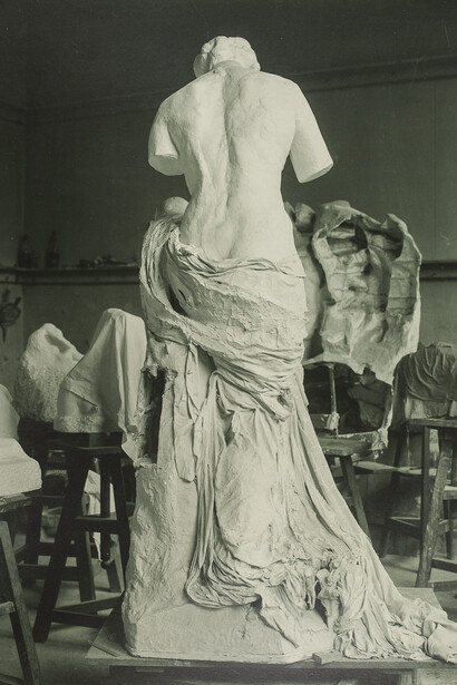 Jacques-Ernest Bulloz (1858–1942), La Muse Whistler
dans l’atelier du Dépôt de marbres, 1908, épreuve au charbon, H. 35,90 L. 26,60 cm Ph. 2180