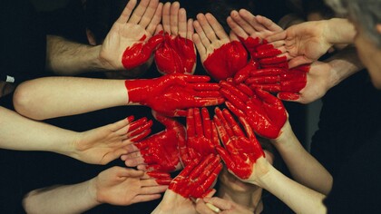 Jung dizia que todos nós temos agrupamentos de sentimentos muito fortes dentro de nós, chamados complexos, que são como “núcleos” emocionais universais. Quando um desses complexos do nosso inconsciente ganha força, ele chega à nossa consciência e passa a influenciar nossas atitudes — é o que Jung chama de “complexo constelado”. A paixão, segundo ele, é um desses momentos: quando estamos apaixonados, ficamos tão envolvidos por esse sentimento que deixamos de lado outros interesses e até mudamos temporariamente quem somos