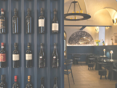 Officina dei sapori, sala. L’attenzione puntuale ed educata vuole riportarci alla cura delle persone, alla piacevolezza del momento del pasto, alla conversazione naturale davanti un buon vino scelto tra etichette ben studiate, con una predilezione per la regione e per i vini naturali capaci di regalare un sorso di sincerità, armonizzare le scelte gustative