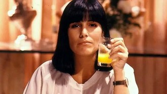 Maria de Fátima, a personagem que ficou imortalizada por Glória Pires, tornou-se sinônimo de “filha ingrata” e “vilã” na memória popular. Esse rótulo é parcialmente justificado pelas ações contundentes da personagem, mas empobrece a compreensão dramatúrgica e social que a novela propõe. Longe de ser uma “vilã”, Maria de Fátima acaba por ser uma das personagens mais complexas da novela