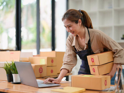 Mujer organizando los envíos de su pyme