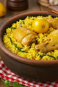 Arroz com pequi e frango caipira. O sabor de viver em Goiânia Goiânia é o de uma cidade jovem, planejada e moderna, mas que carrega nas suas ruas, feiras e mesas uma das tradições mais ricas do Brasil: a gastronomia goiana. Aqui, comer nunca foi apenas uma necessidade, mas um ritual de convivência
