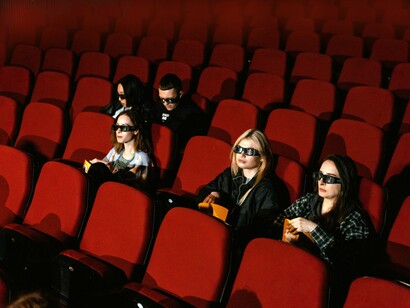 Pessoas assistem a filme 3D em sala de cinema. A resposta de Hollywood à crise foi criar filmes cada vez maiores, focando em atingir todos os públicos disponíveis, com grandes efeitos e orçamentos para torná-los muito chamativos