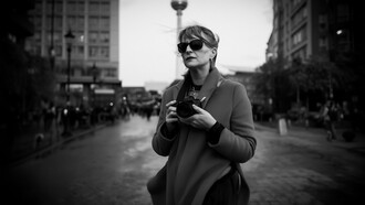 Helga Paris blieb dicht an den Menschen und erlaubt es damit Jahrzehnte später noch, die scheinbare Normalität wiederzuentdecken