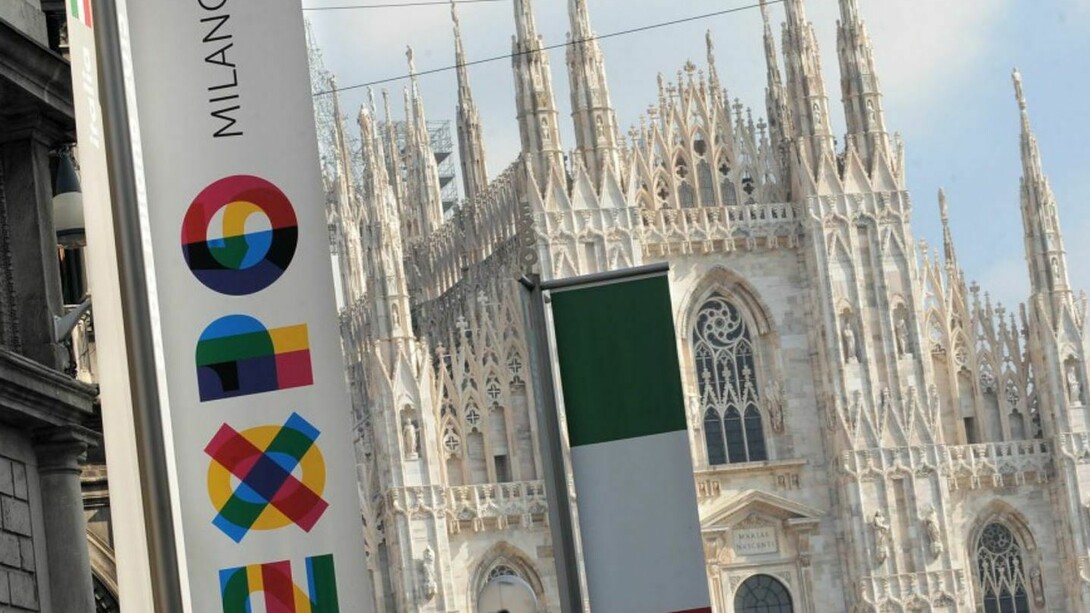 Banderas de Italia y de la Expo Milano 2015 delante de la catedral de Milán