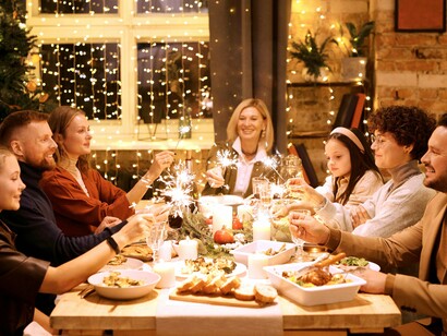 Família reunida à mesa em ceia de Natal. Tal como o sono nos retempera e dá forças e impulso, também o calmo diálogo nos dá alento a serenas decisões e mais conscientes opções para o nossos devir pessoal e colectivo