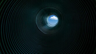 Cielo con nuvola alla fine di un tunnel. Dal timore all'autenticità: come superare le proprie inibizioni e vivere appieno