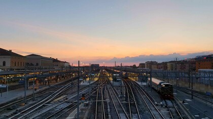I pendolari si accalcano in vagoni che dovrebbero trasportarli al lavoro 