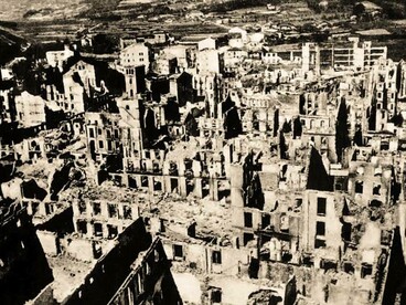Il villaggio di Guernica in macerie dopo i bombardamenti, 26 aprile 1937