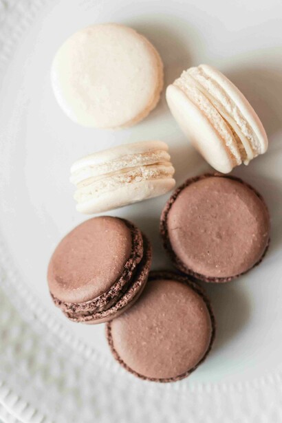 Entenda a história do merengue e suas diferentes aplicações na confeitaria mundial, desde a Idade Média até os dias de hoje