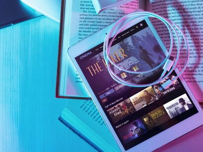  A era digital, no entanto, trouxe mais do que velocidade: impôs uma nova gramática às interações humanas. Com a ascensão das redes sociais e da comunicação instantânea, o texto escrito — antes estático e linear — funde-se agora com imagens, áudios e *hiperlinks*, exigindo do cérebro humano novas competências interpretativas