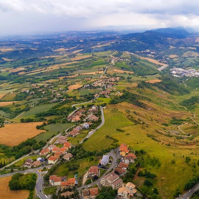 Situata sul Monte Titano, è una piccola enclave completamente circondata dall’Italia