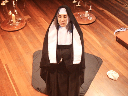 Camila González interpreta a Sor María de los Ángeles en el soliloquio 'Ángeles' producido por la Asociación Cultural Humboldt en Caracas, Venezuela