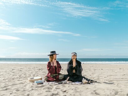 Amigas buscando a espiritualidade juntas