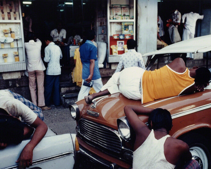 Raghubir Singh, Exhausted workmen, Bombay, 1977, Chromogenic print, Photograph copyright © 2017 Succession Raghubir Singh, 
Courtesy Howard Greenberg Gallery
