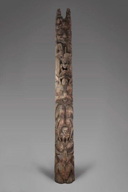 Dwight Wallace (Gid K’wáajuss), Land otter pole. Courtesy of Denver Art Museum 