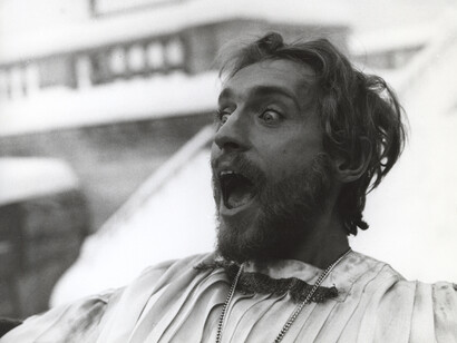 An Unusual Exhibition (Arachveulebrivi gomopena/Neobyknovennaya vystavka). 1968. USSR. Directed by Eldar Shengelaia. Image courtesy of UC Berkeley Art Museum and Pacific Film Archive.