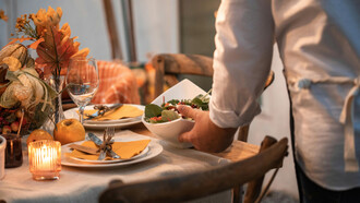 Cocinar y compartir alimentos representa una forma de resistencia al consumismo y un regreso a valores ancestrales