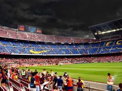 Épicentre du show-business footballistique : le Camp Nou à Barcelone en Espagne, reflet de l’internationalisation du Barça et de ses ambitions financières, malgré les dettes colossales