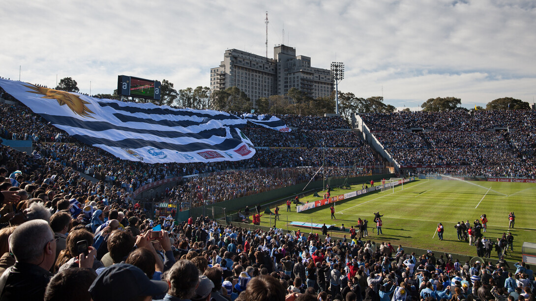Una bandera gigante de Uruguay cubre las gradas durante un partido de la Selección de fútbol uruguaya, oficiando como local en el estadio Centenario. 2 de junio de 2012, Montevideo, Uruguay