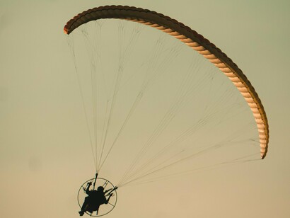 Vôo de parapente. A coragem da Nina para pular de asa delta atiça nos demais uma discussão para saber quem mais conseguiria. Little Anne imediatamente admite que estaria fora. Os demais debatem, debatem, até Vina confessar que também não toparia


