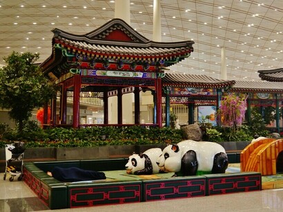 El gradualismo chino no fue necesariamente el resultado de una estrategia diseñada conscientemente. Más bien, fue el resultado de la lucha política dentro del PCCh, en la que parte de la dirección se resistió a la reintroducción del capitalismo. Beijing Airport 2016, China