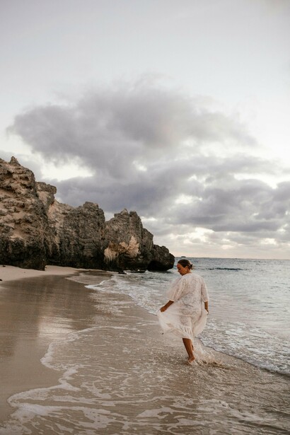 Nossa trajetória não é linear. bell hooks (2000) nos lembra que a vida é atravessada por opressões, resistências e reinvenções. Somos seres humanos em constante construção, e é justamente na aceitação desse movimento que encontramos espaço para o recomeço. Quantas vezes não precisamos mudar de rota, recalcular caminhos, ressignificar experiências? 