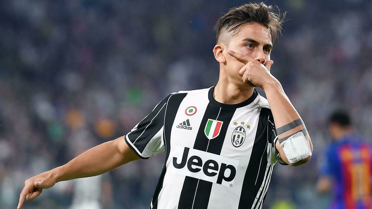 Dybala dopo il primo goal al Barcelona durante la sua classica celebrazione, la DybalaMask