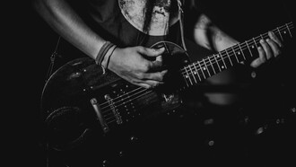 O legado do rock'n'roll é evidente até hoje, com muitos artistas contemporâneos continuando a explorar e reinterpretar o espírito de rebeldia e liberdade que caracteriza o gênero. Bandas e músicos de diversas gerações e estilos, desde o punk rock até o grunge, carregam a tocha do *rock'n'roll*, mantendo viva a tradição de usar a música como um meio de protesto e auto-expressão