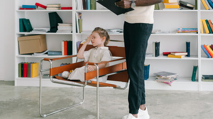 Psicólogo com criança diagnosticada com TEA e agora sua pequena paciente na clínica
