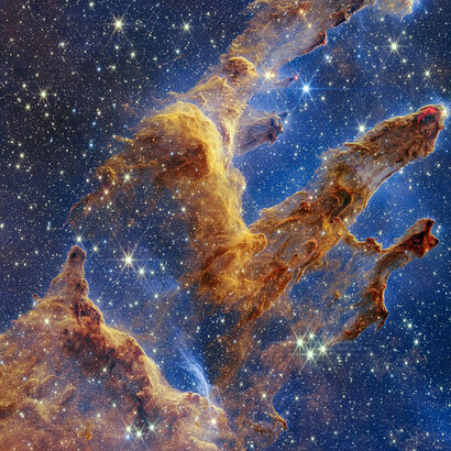 Pilares de la creación: nubes de polvo y gas interestelar en proceso de formación de nuevas estrellas en la nebulosa del Águila