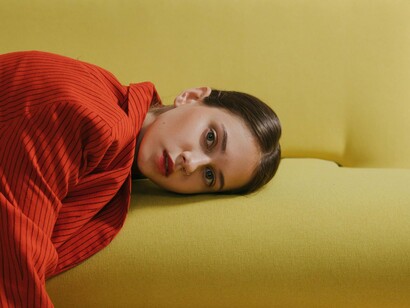 Não se trata de ser resistente ou do contra, mas entender do que estamos abrindo mão e para quem. Qual a importância de nossa cabeça pensante, pulsante e emocionada diante de tantas respostas fáceis. Não consigo esperar mais um minuto para ter uma notícia, desvendar um mistério ou solucionar uma questão, porque minha sede de conclusão, de competição e de excessiva preocupação diante de qualquer fato é tamanha que me faz escolher o caminho aparentemente mais fácil




