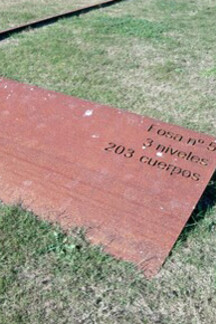 Excavación número 5. En la plancha, se lee: «Fosa nº 5 / 3 niveles / 203 cuerpos», antiguo cementerio de San Rafael, Málaga, España