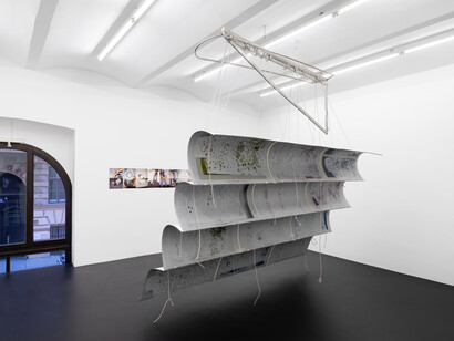 Ei Arakawa-Nash, Nikolas Gambaroff und Nora Schultz, Splendid playground, ausstellungsansicht. Mit freundlicher genehmigung der Galerie Meyer Kainer