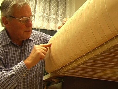 Homem produz cópia do Códex Gigas. A história do manuscrito é cercada de mistério. Durante a Guerra dos Trinta Anos (1618-1648), o Códex Gigas foi tomado como espólio de guerra e levado para Estocolmo, onde permanece na Biblioteca Nacional da Suécia até os dias de hoje. Ao longo dos séculos, muitos acreditam que o livro traz consigo uma aura de maldição e eventos sobrenaturais associados à sua posse
