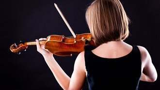 El cabello dorado caía suave mecido sin gravedad, reflejando la luz de las mañanas del foro