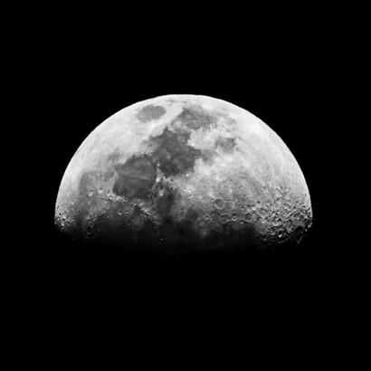 Anoche, sin querer, coloqué la luna entre mis ojos