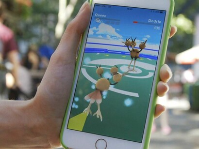 Jugando a Pokémon Go en la calle